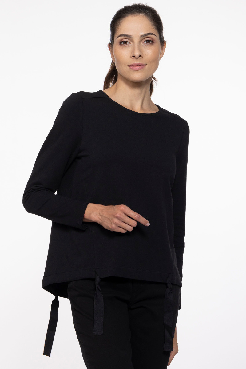 Czarna bluza z czarnymi taśmami