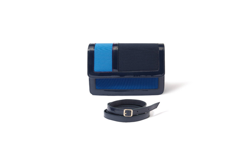 Listonoszka z patchworkową klapką w odcieniach niebieskiego