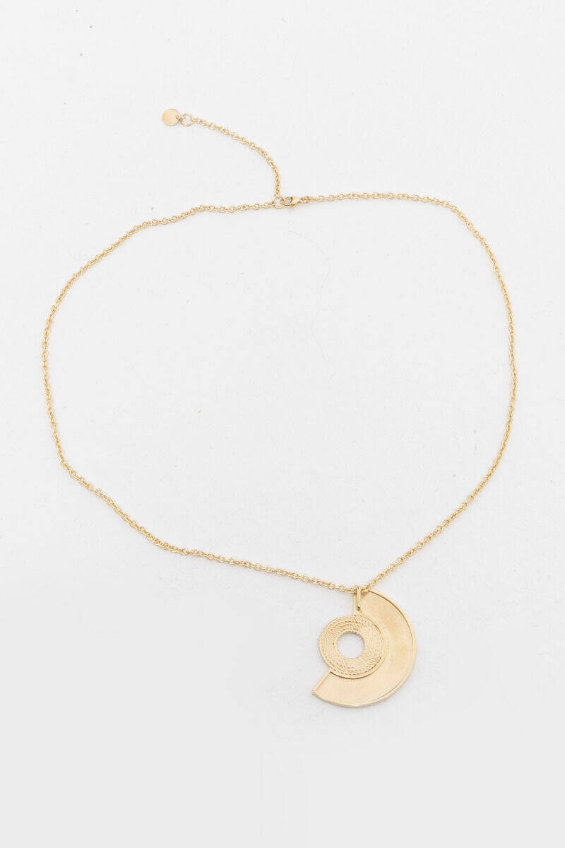 Naszyjnik z zawieszką w kształcie wachlarza nawiązujący do egipskiej, antycznej biżuterii