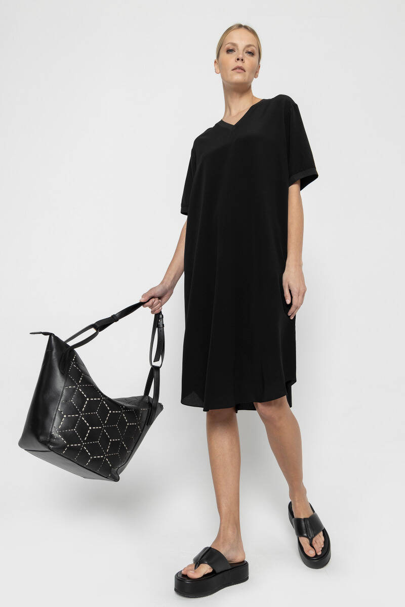 Czarna oversizowa sukienka z krótkim rękawem