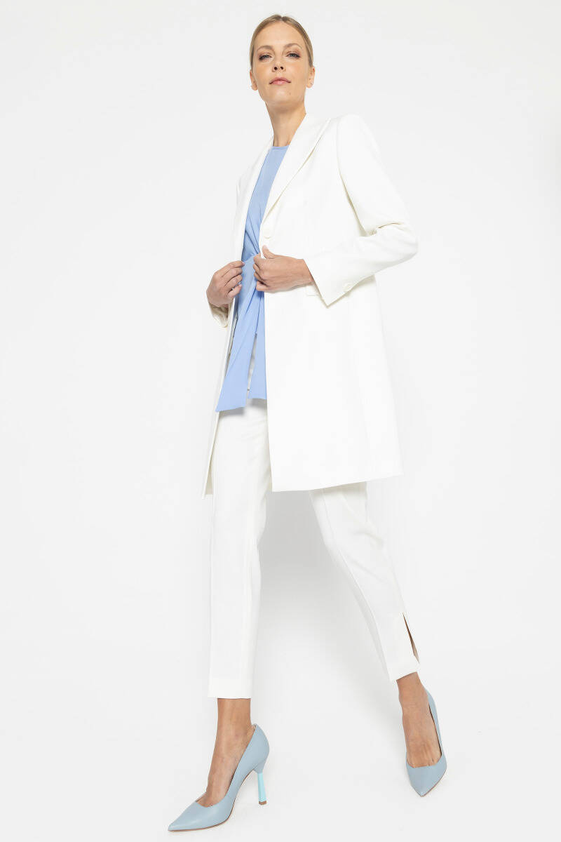 Biały płaszcz do kolan