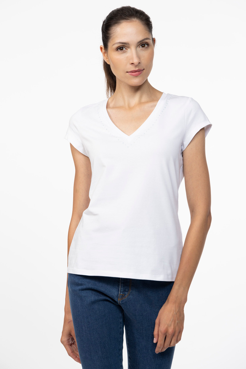 Biały t-shirt ozdobiony kryształkami