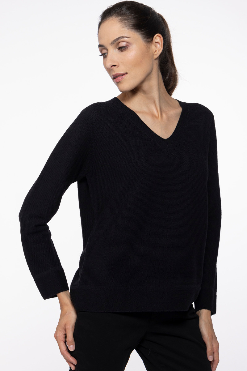 Czarny sweter z dekoltem w V