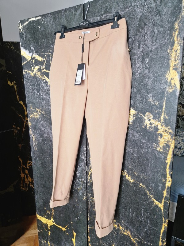 Karmelowe spodnie z kolekcji Deni Cler.