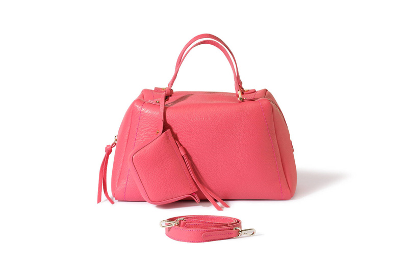 Różowa torba w kształcie kuferka