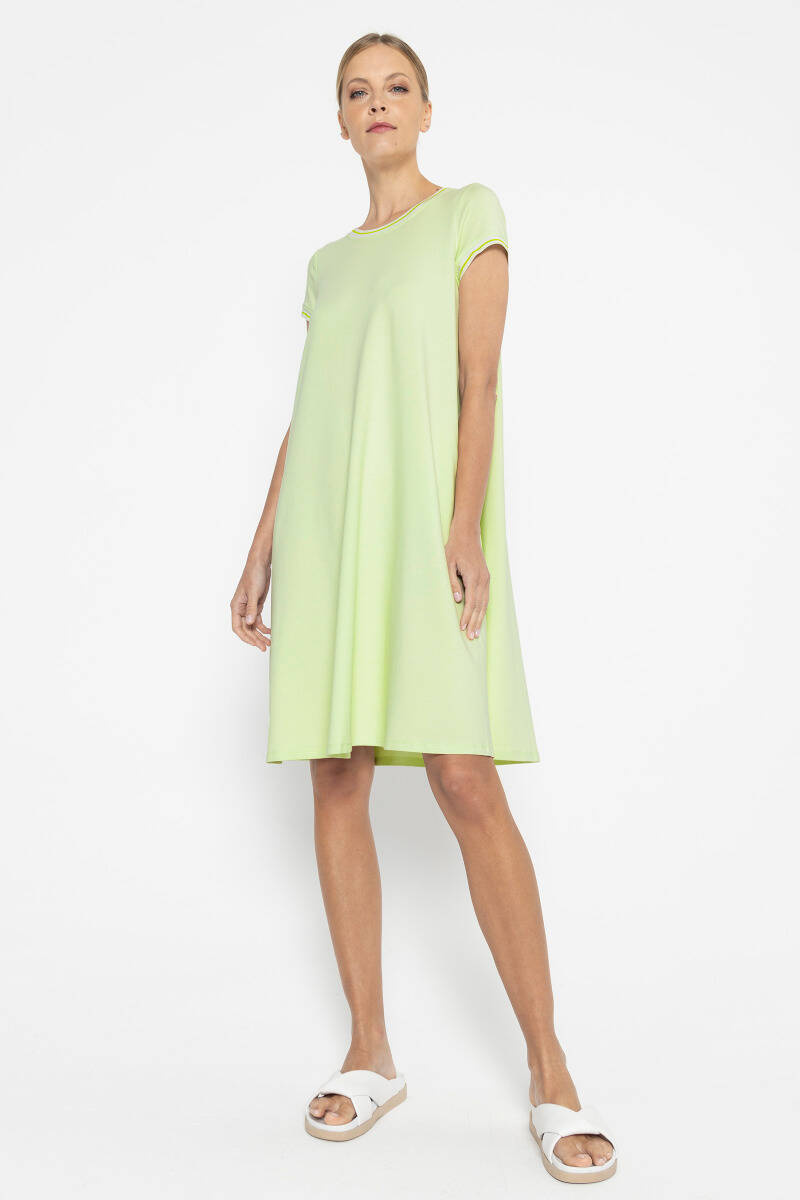 Trapezowa sukienka wykończona kontrastowymi ściagaczami
