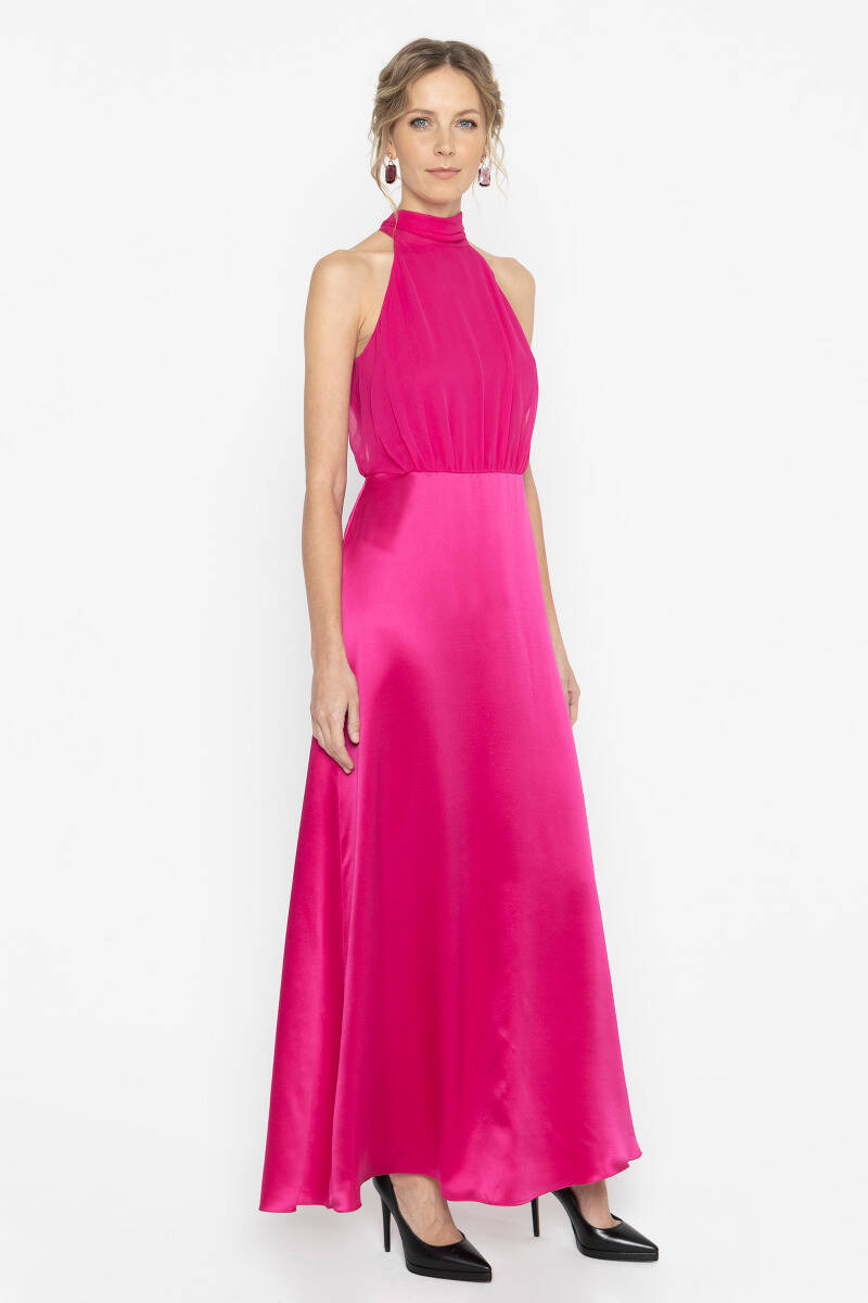 Elegancka suknia z odsłoniętymi ramionami i kolumnowym, klasycznym dołem w części spódnicowej