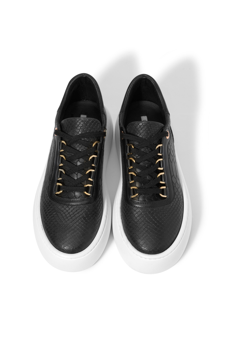 Czarne sneakersy na białej podeszwie
