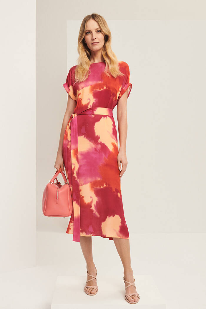 Sukienka w kolorowy print z wiązaniem w talii