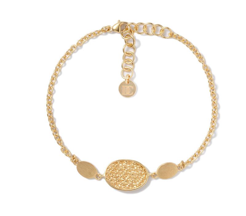 Pozłacana bransoletka z ozdobami o różnej fakturze na łańcuszku