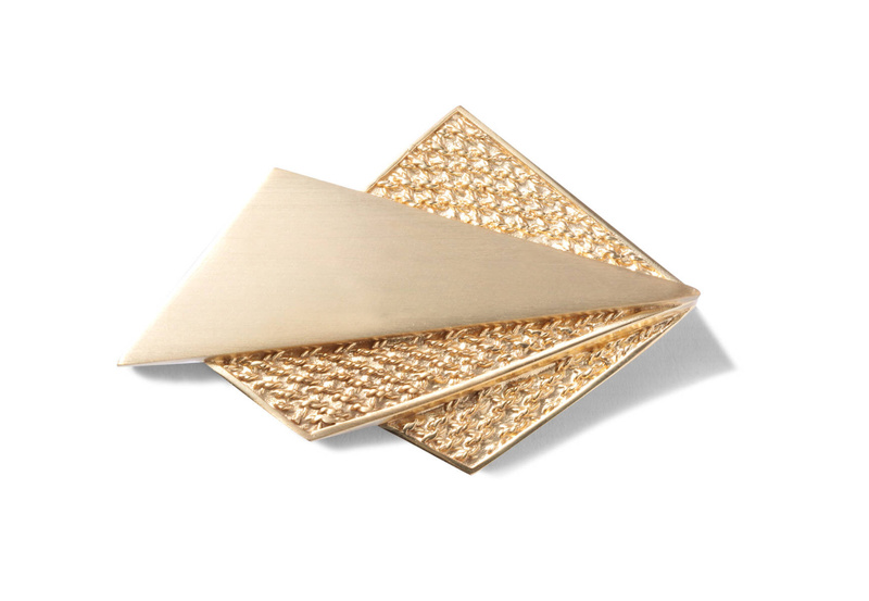 Broszka w kształcie wachlarzu z czterech trójkątów o różnej fakturze 