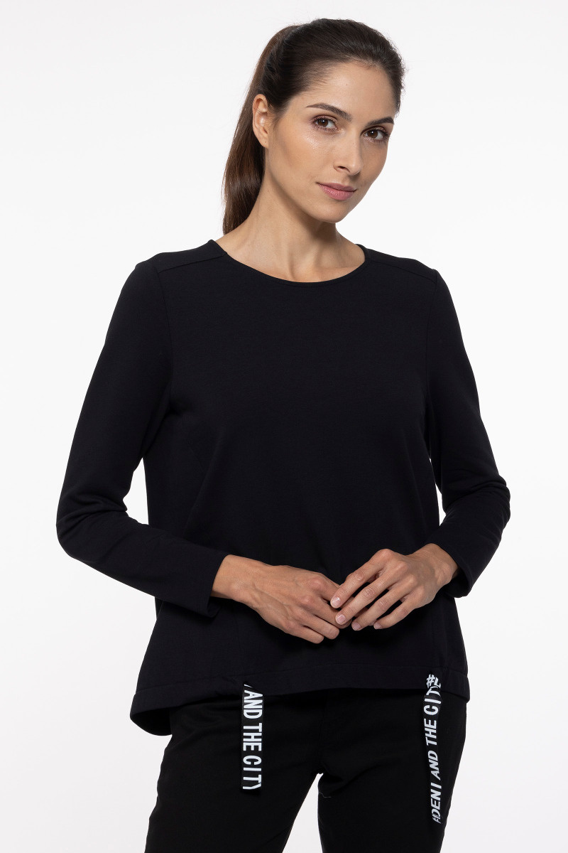 Czarna bluza z ozdobnymi taśmami