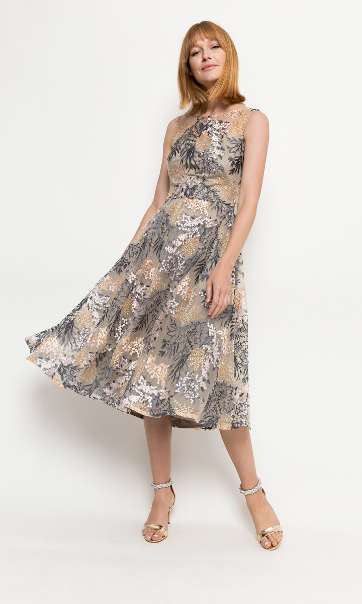 Beżowa, dwuwarstwowa sukienka z haftowanym, metalicznym wzorem