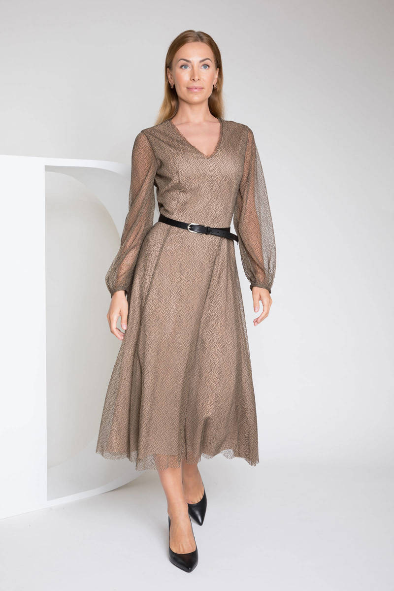 Beżowa sukienka o linIi X z dekoltem w szpic, góra dopasowana, dół rozkloszowany, model z dwóch warstw: ozdobny  tiul i kamelowy spód, dodany pasek z naturalnej skóry