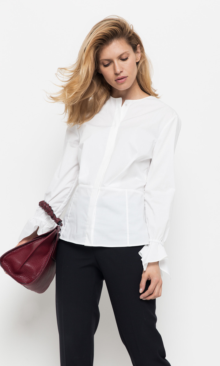 Biała bluzka koszulowa z efektownie zakończonymi rękawami
