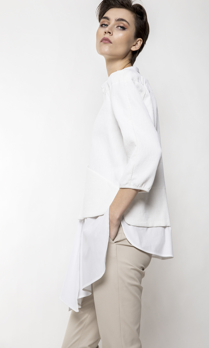 Biała, strukturalna bluza z podszytą asymetryczną koszulą