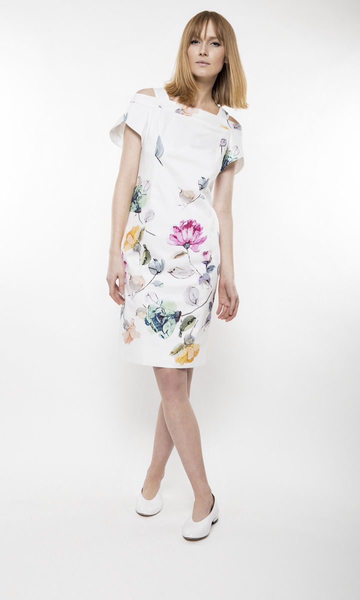 Biała sukienka z odsłoniętymi ramionami i motywem kolorowych kwiatów