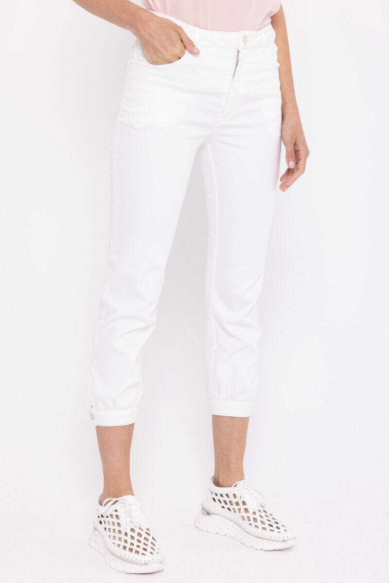 Białe, eleganckie jeansy 