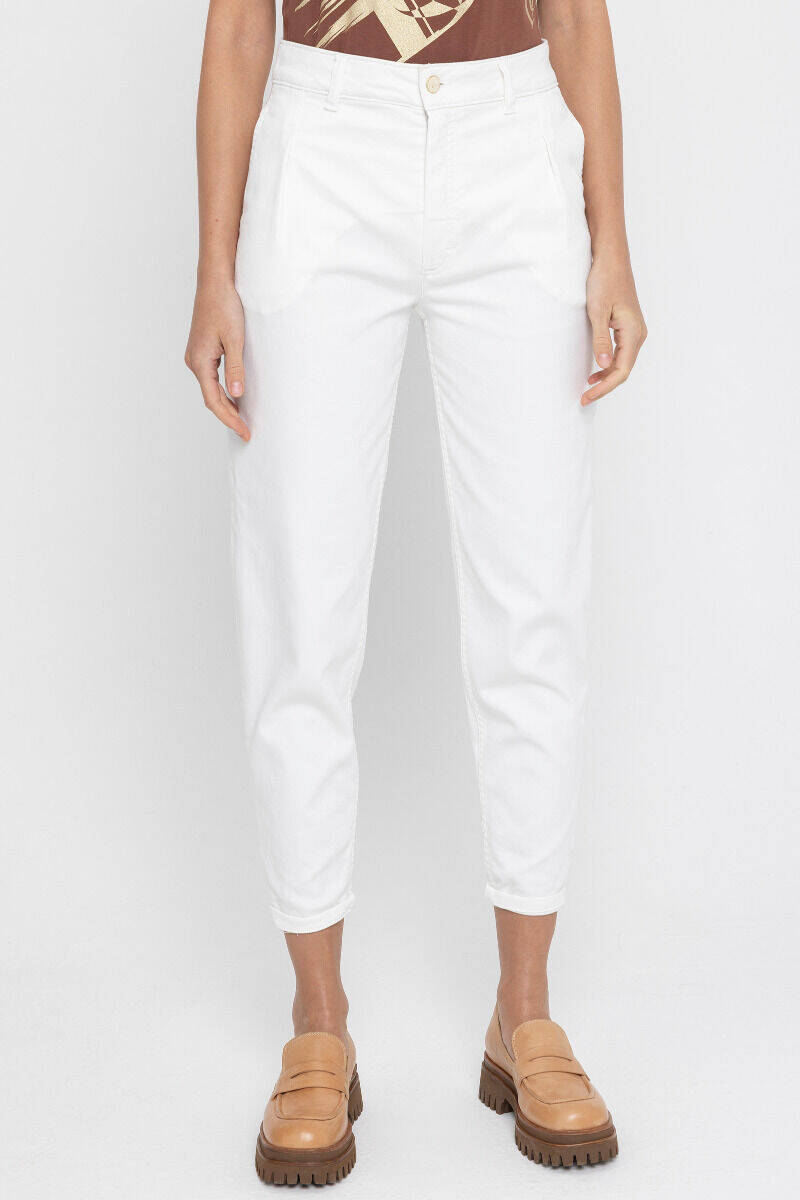 Białe jeansy z luźną nogawką 