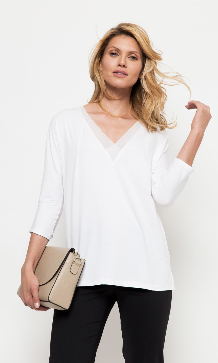 Biały, minimalistyczny t-shirt w rękawami 3/4 i dekoltem wykończonym tiulem