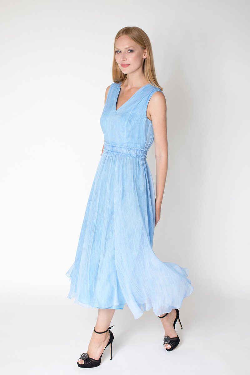 Błękitna, jedwabna, zwiewna sukienka z dekoltem V, marszczeniem w talii oraz szerokim dołem z klinów
