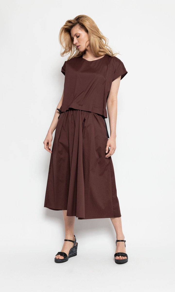 Brązowa, luźna sukienka midi przypominająca zestaw spódnica - bluzka