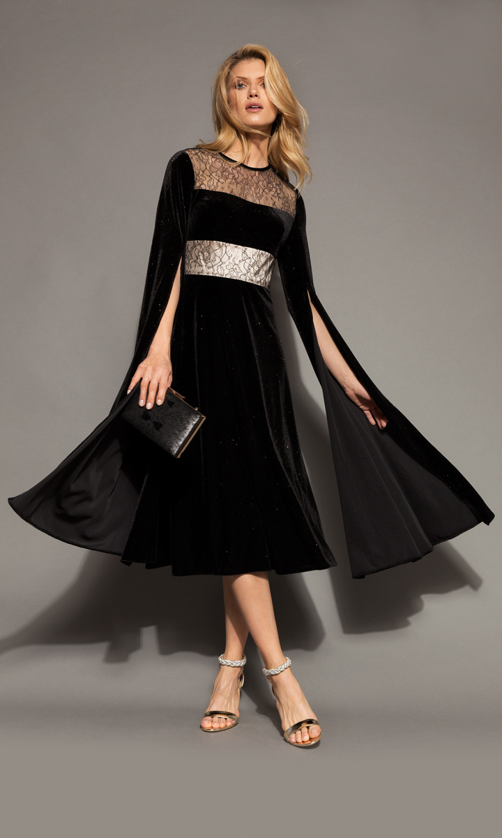 Czarna, delikatna sukienka z koronką w górnej części i długimi, rozcinanymi rękawami