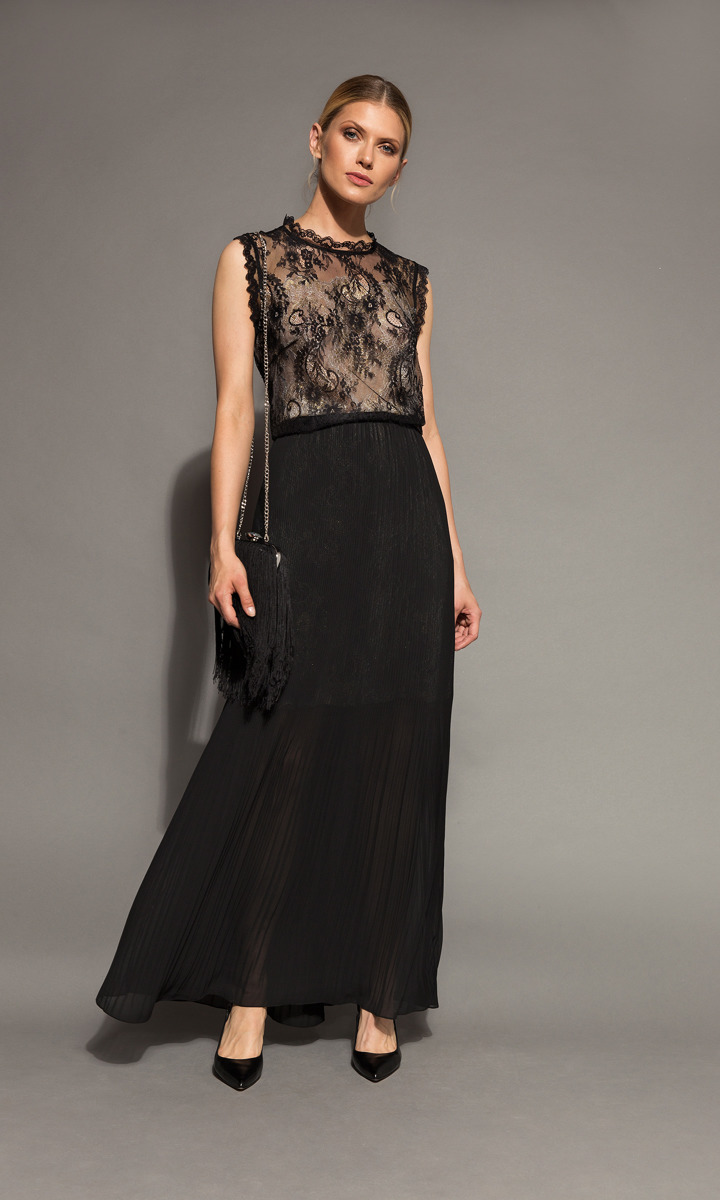 Czarna, długa sukienka z unikatową koronką i plisowaną spódnicą
