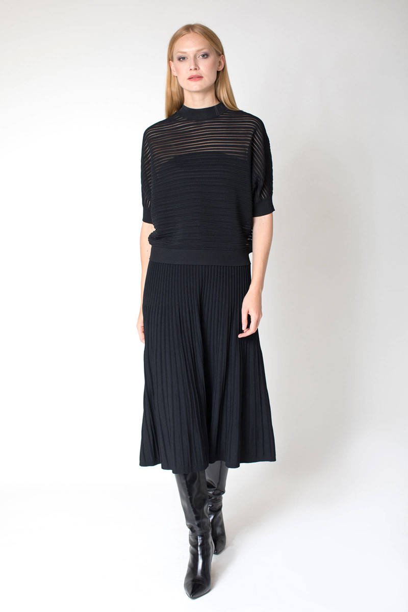 Czarna, dzianinowa spódnica midi z wzorem w formie plis, z gumką w talii