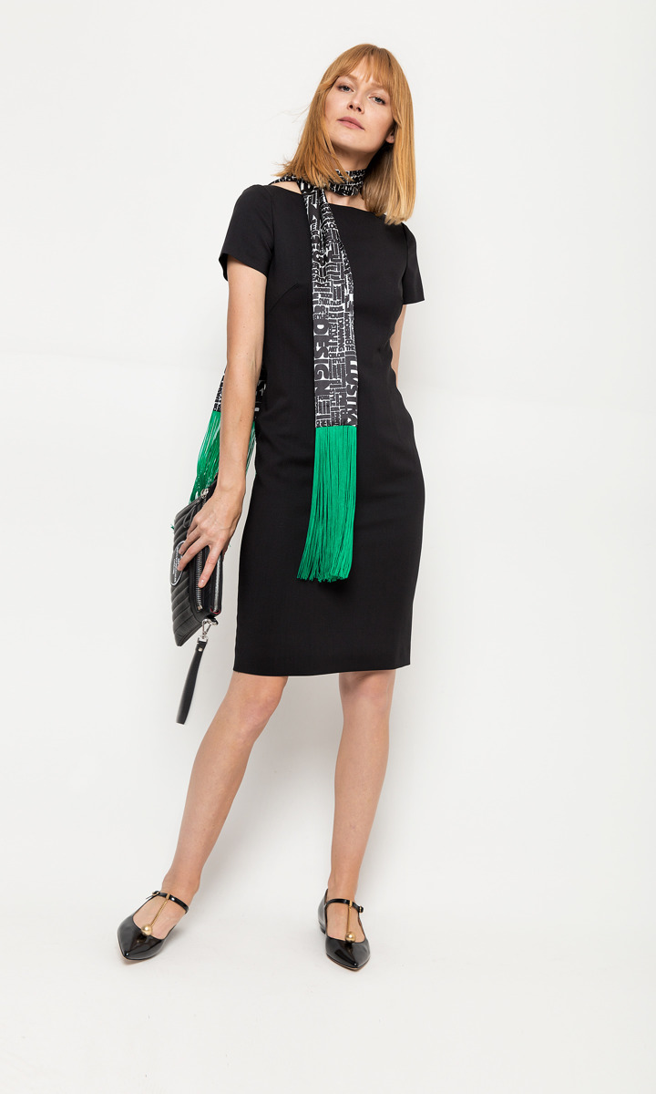 Czarna, minimalistyczna sukienka z szalem z zielonymi frędzlami