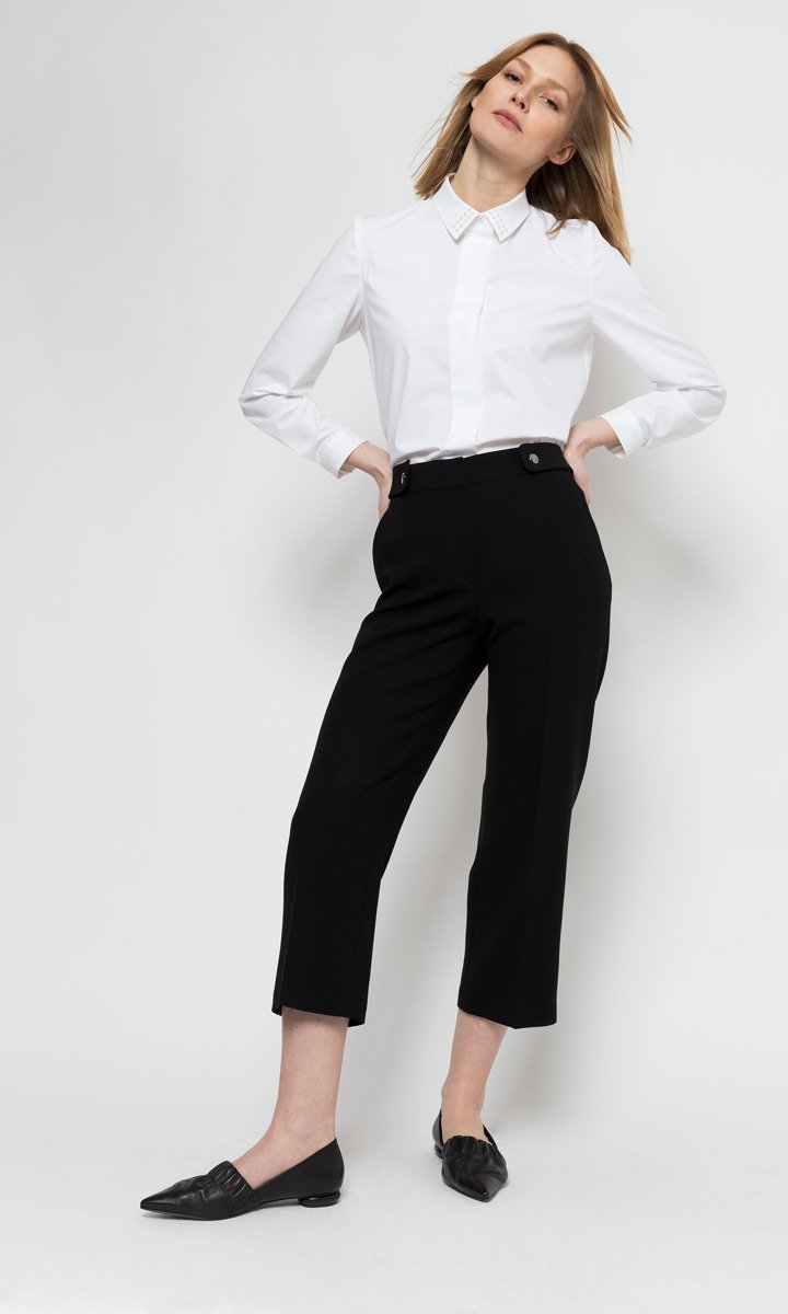Czarne, szerokie, krótsze spodnie w kant z ozdobnymi patkami 