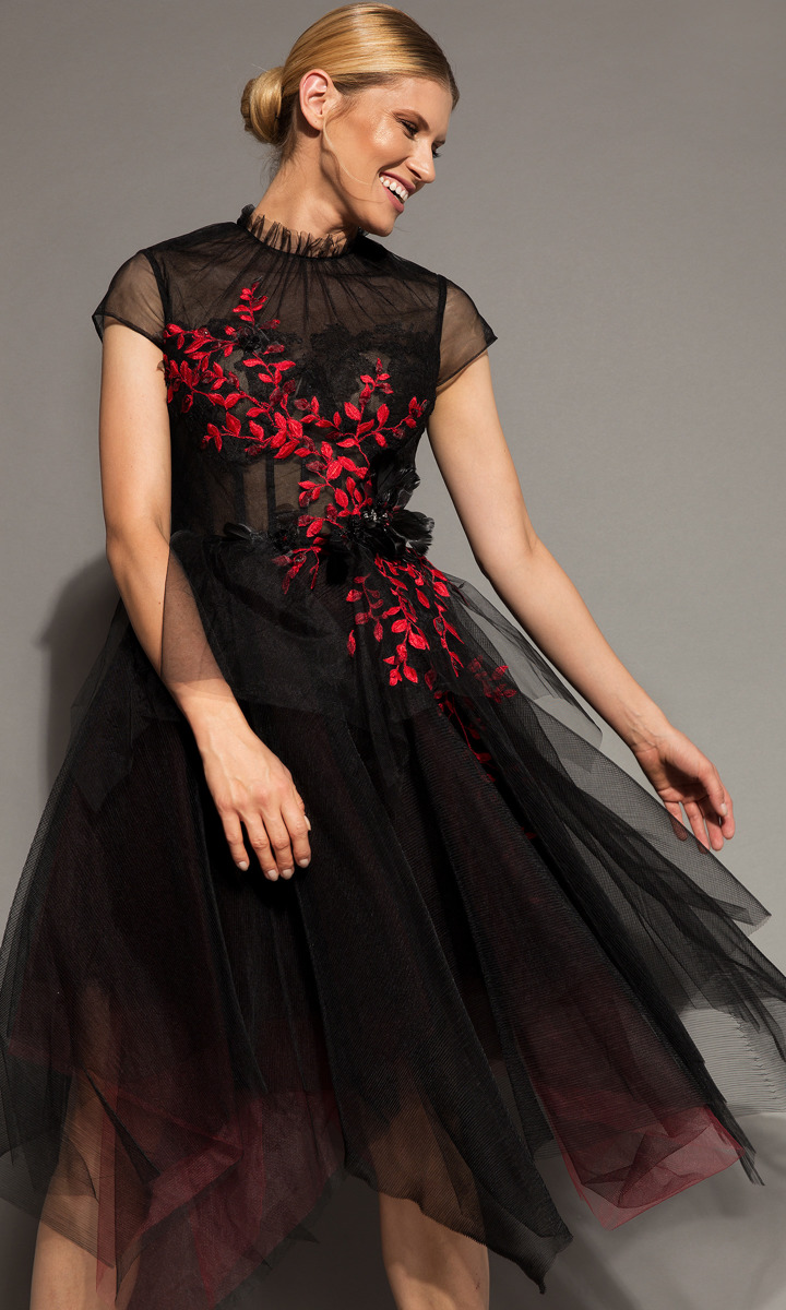 Czarno-czerwona, tiulowa sukienka z efektownym haftem