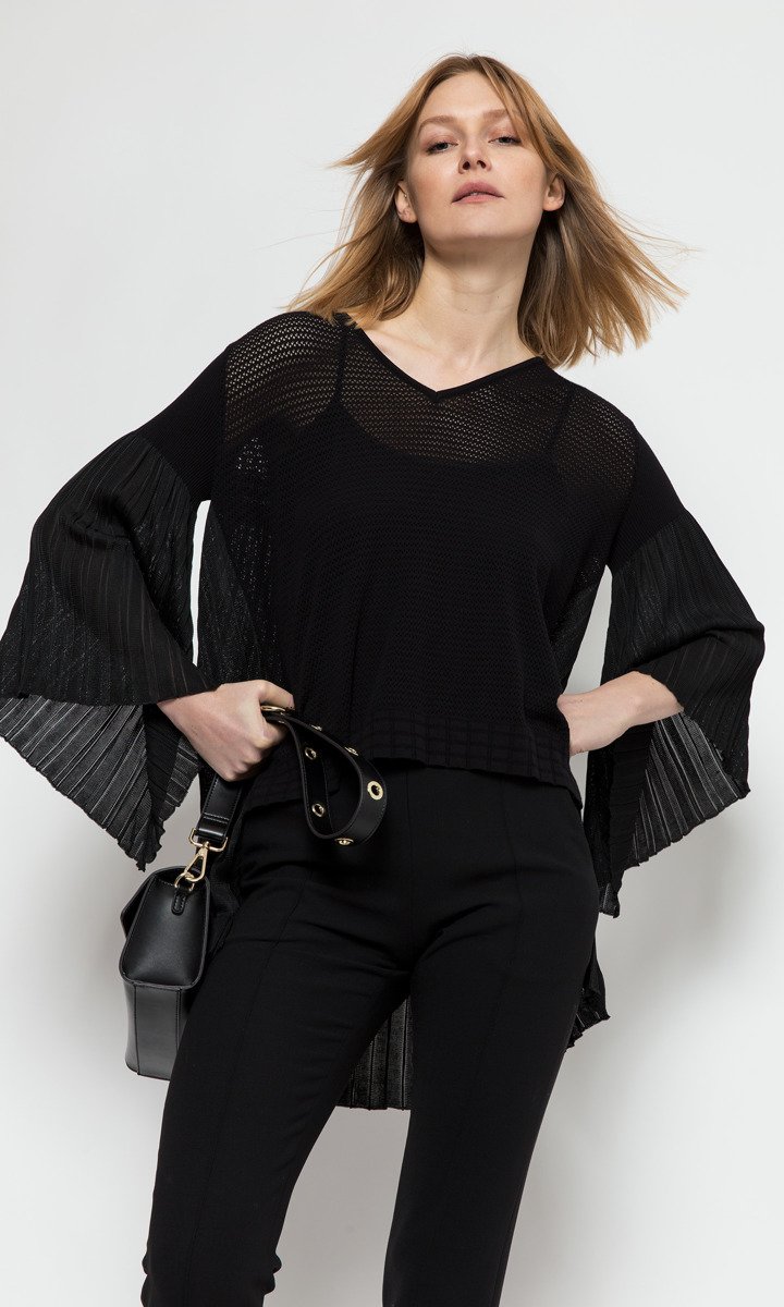Czarny, ażurowy sweterek z deloktem V i rozszerzonymi rękawami z plisowaniem i plisowaną wstawką z tyłu