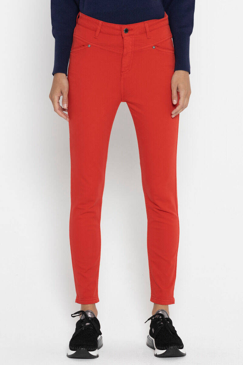Czerwone spodnie w typie jeansów o kroju slim