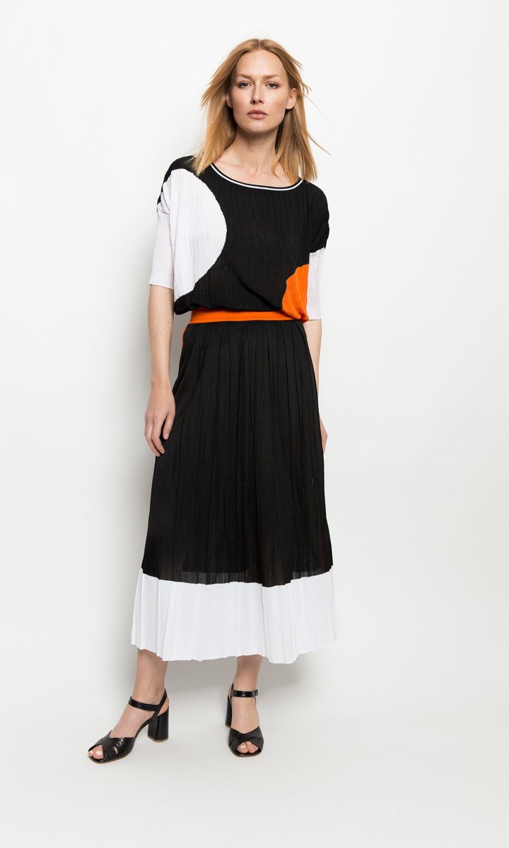 Długa, czarna, plisowana spódnica z białym i pomarańczowym akcentem