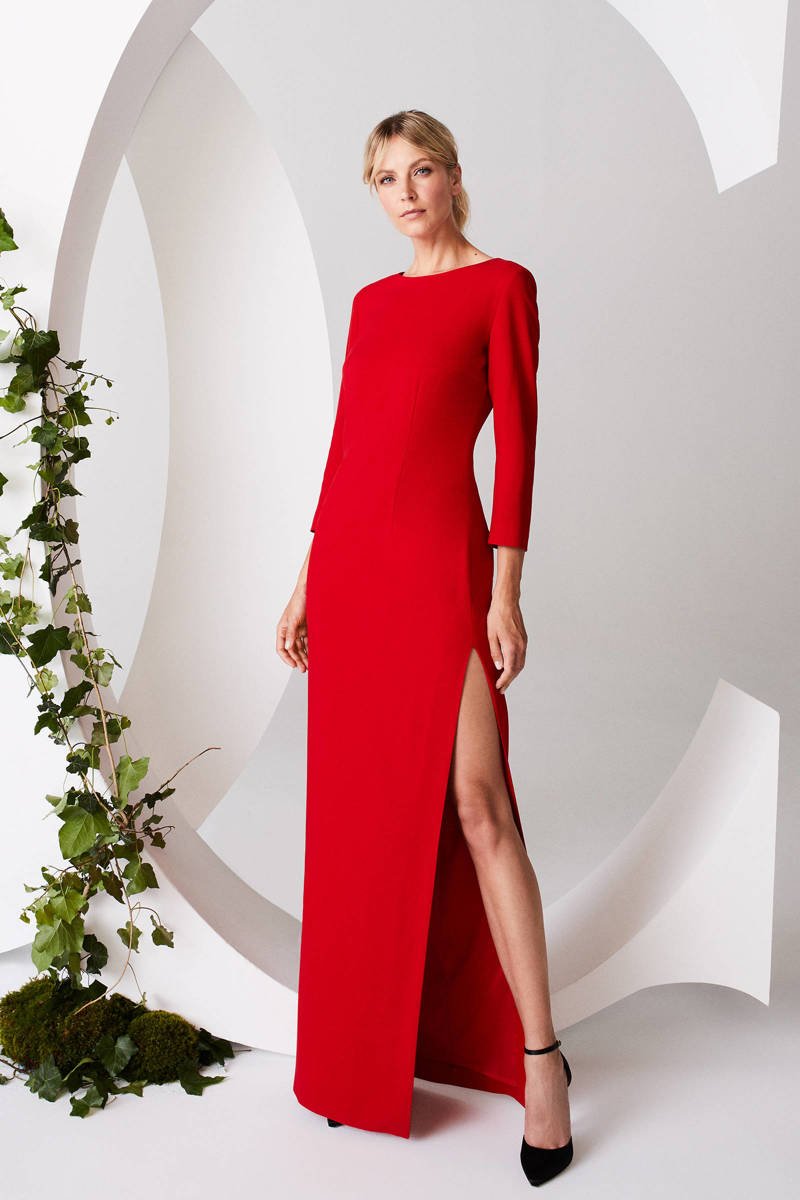 Długa czerwona suknia z ozdobnym rozcięciem