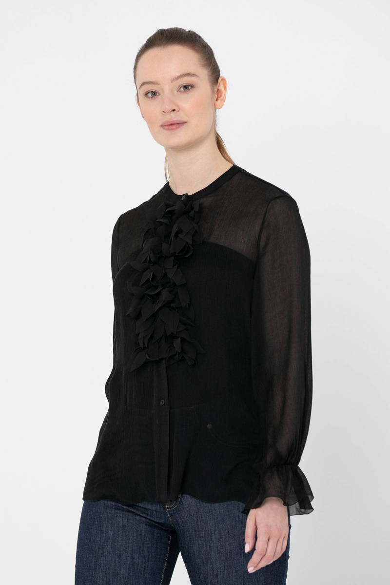 Elegancka, czarna, kreponowa bluzka z jedwabiu ozdobiona romantycznymi detalami ciętych laserem listków na przodzie, z długim rękawem z możliwość zdejmowania dekoracji, ze względu na transparentność bluzki dodano top do kompletu