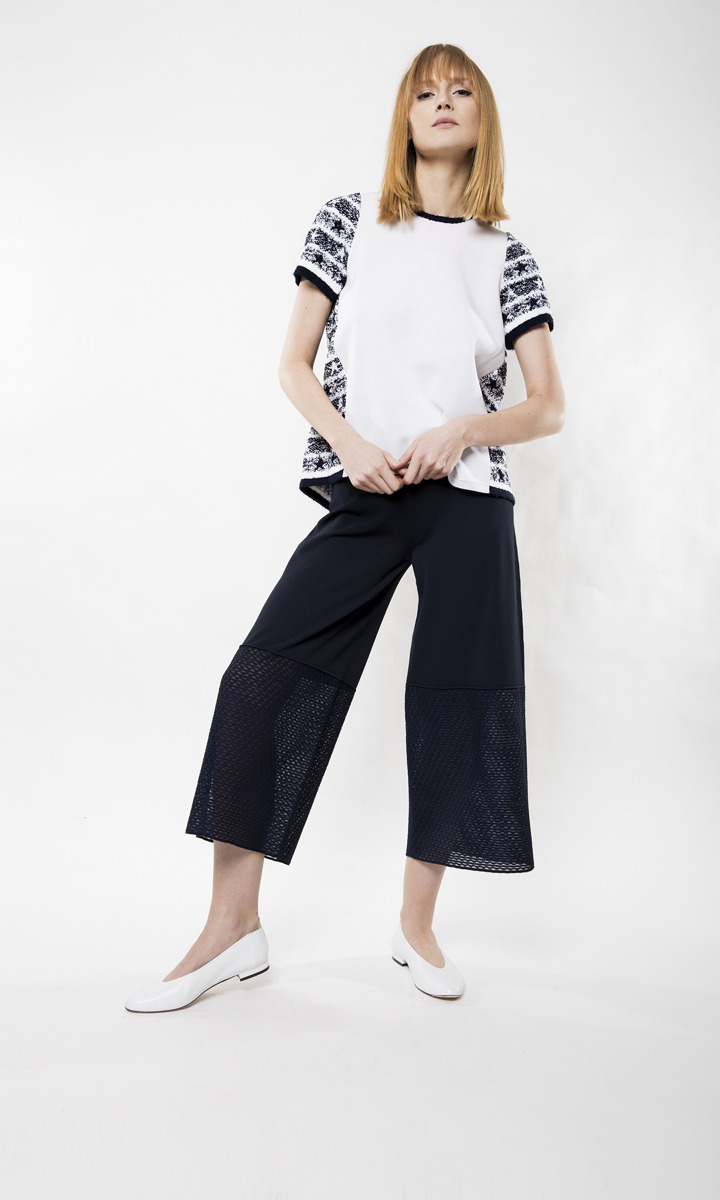Granatowe spodnie typu culottes z ażurowymi nogawkami