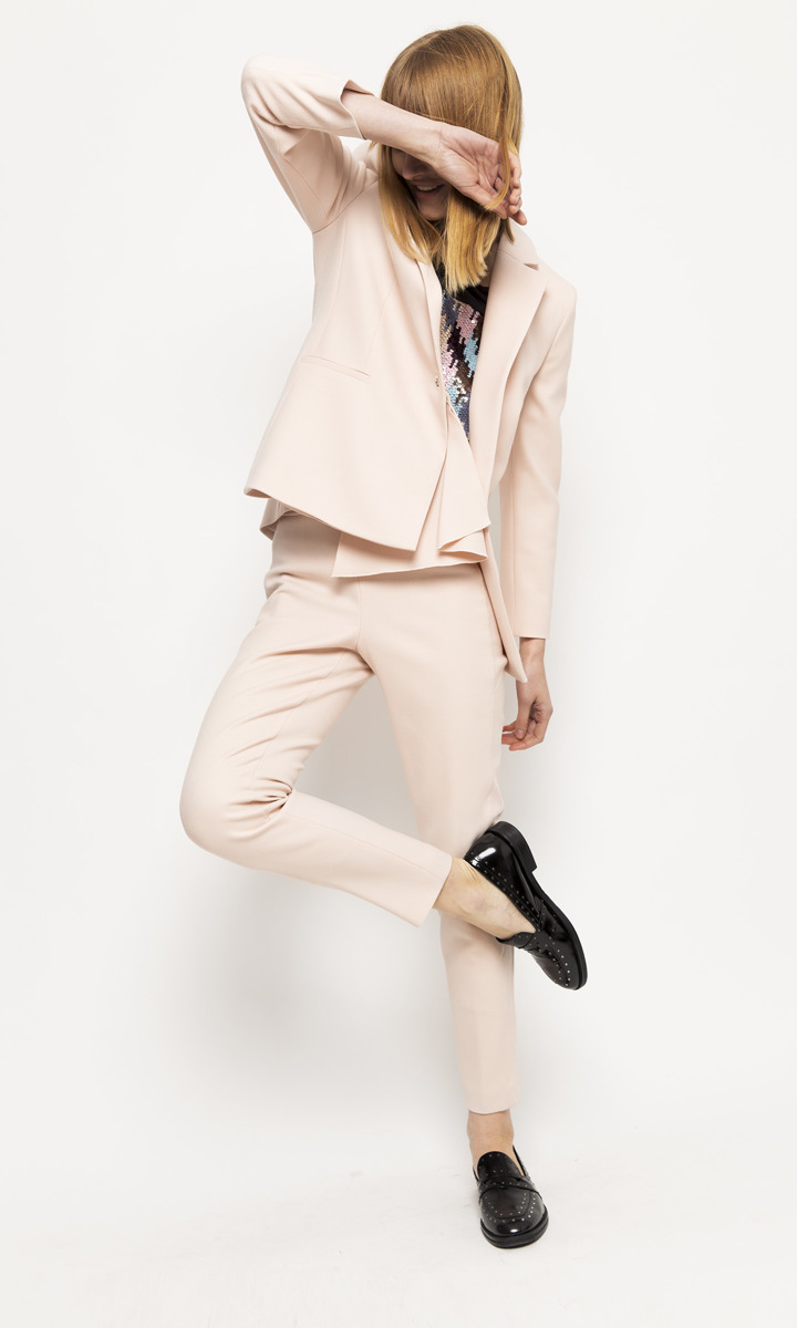 Klasyczne, wąskie spodnie w pudrowo różowym kolorze