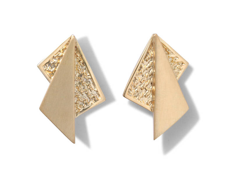 Kolczyki w kształcie wachlarzy z trzech trójkątów o różnej fakturze