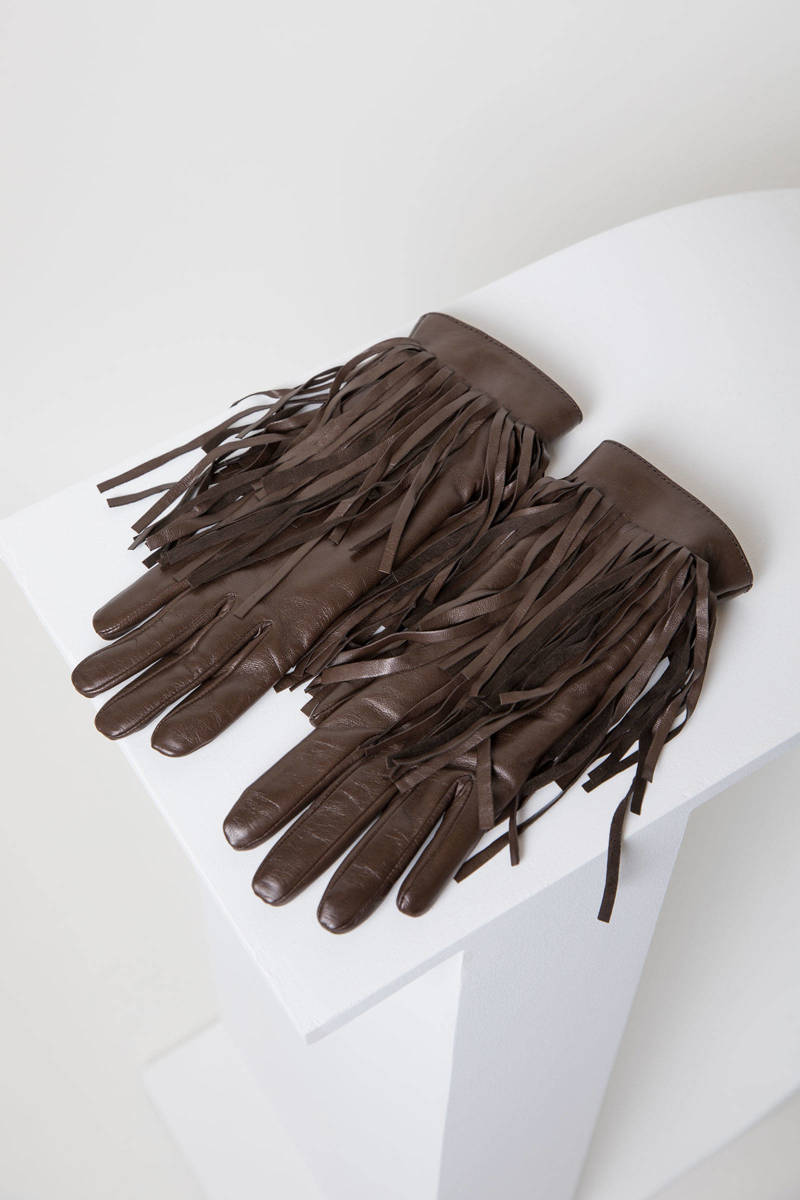 Krótkie, brązowe, skórzane rękawiczki z frędzlami