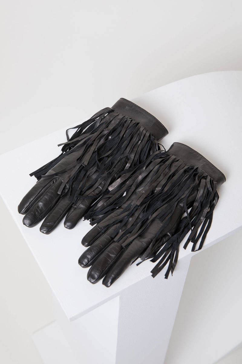 Krótkie, czarne, skórzane rękawiczki z frędzlami