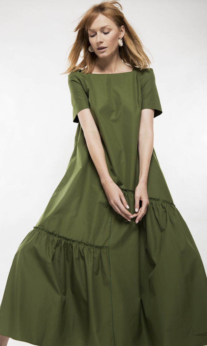 Obszerna, zielona sukienka z asymetrycznym marszczeniem