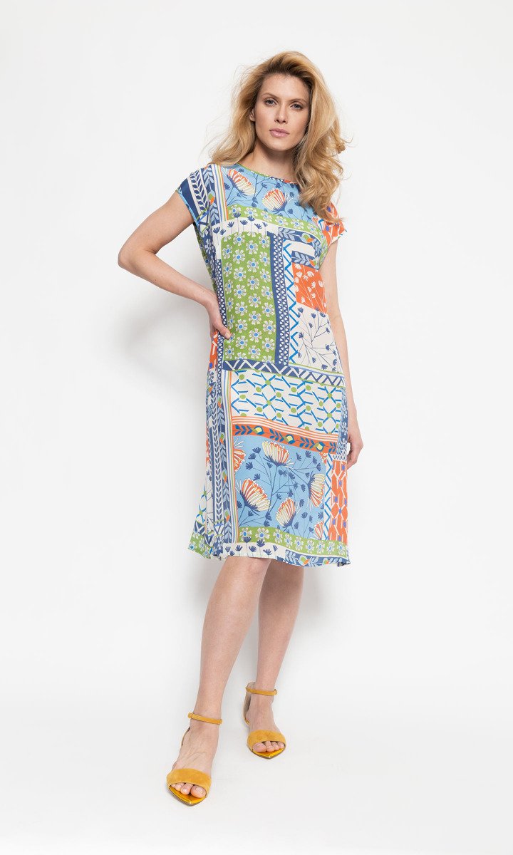 Prosta, lekko rozkloszowana sukienka z kolorowego drukowanego jedwabiu