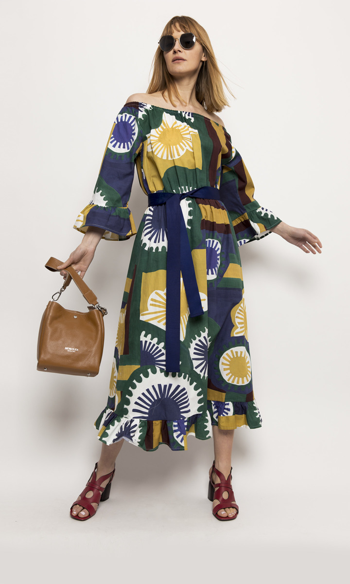 Stylowa, kolorowa sukienka midi z odsłoniętymi ramionami i falbanką na zakończeniach rękawów
