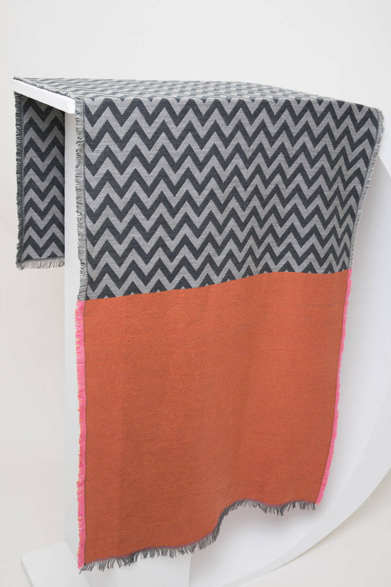 Szal bawełniano-wełniany, wzór dwupolowy - połączenie kolorowej, gładkiej płaszczyzny i kontrastowego zygzaka 